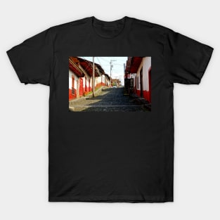 Rue pavé de Patzcuaro, Mexique T-Shirt